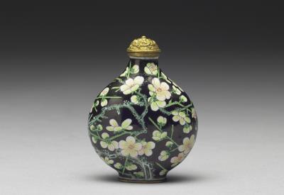 图片[2]-Gilt copper snuff bottle with painted enamel rendering of white plum blossoms on a black ground, Qing dynasty, Yongzheng reign (1723-1735)-China Archive